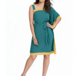 Kleid mit asymmetrischer Schulterpartie