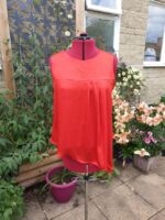 4698 - Ärmellose Bluse mit Falten – Bild 8