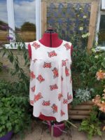 4698 - Ärmellose Bluse mit Falten – Bild 7