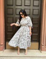 2348 - Kleid mit luftigen Ärmeln – Bild 4