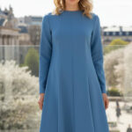 Kleid mit vertikalen Reliefen