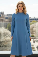 Kleid mit vertikalen Reliefen