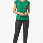 Leinenbluse mit gerafftem Ausschnitt