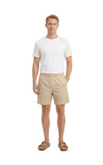 Sport- oder Freizeitshorts mit geschwungenen Streifen