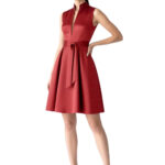 Kleid mit tiefem Ausschnitt